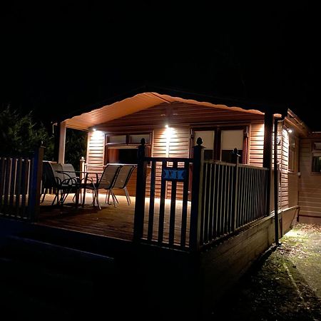 Stunning 4-Bedroom Cabin With Hot Tub In Beattock! Екстер'єр фото