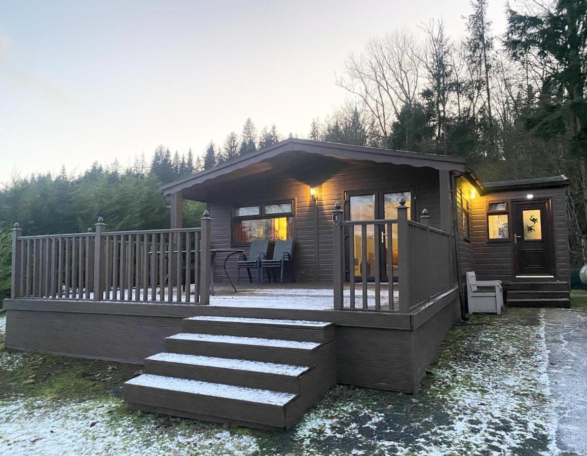 Stunning 4-Bedroom Cabin With Hot Tub In Beattock! Екстер'єр фото
