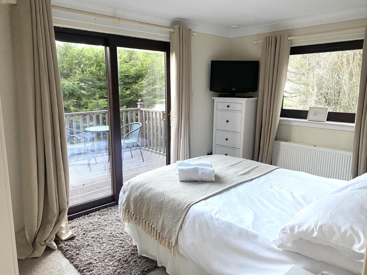 Stunning 4-Bedroom Cabin With Hot Tub In Beattock! Екстер'єр фото