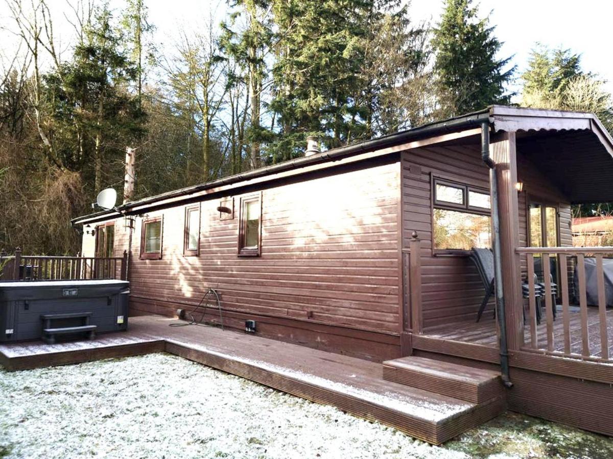 Stunning 4-Bedroom Cabin With Hot Tub In Beattock! Екстер'єр фото