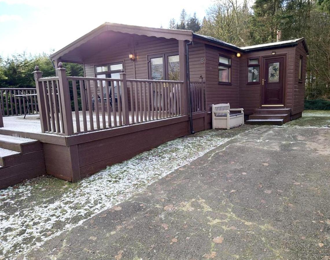 Stunning 4-Bedroom Cabin With Hot Tub In Beattock! Екстер'єр фото