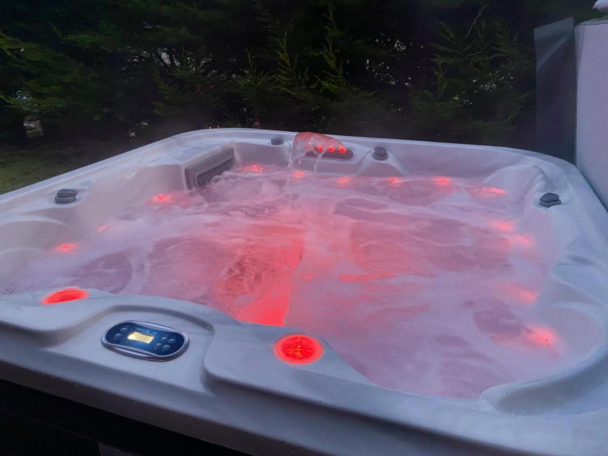 Stunning 4-Bedroom Cabin With Hot Tub In Beattock! Екстер'єр фото