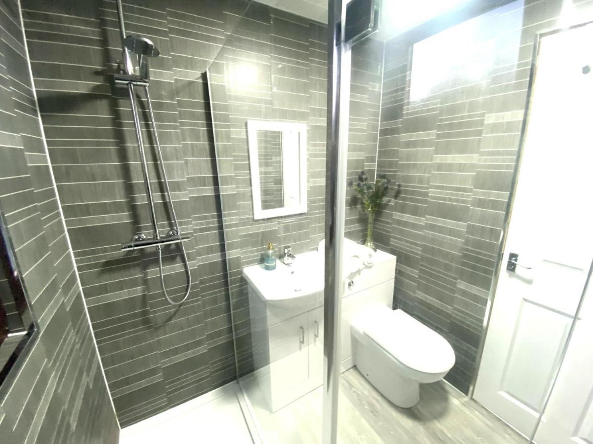 Stunning 4-Bedroom Cabin With Hot Tub In Beattock! Екстер'єр фото