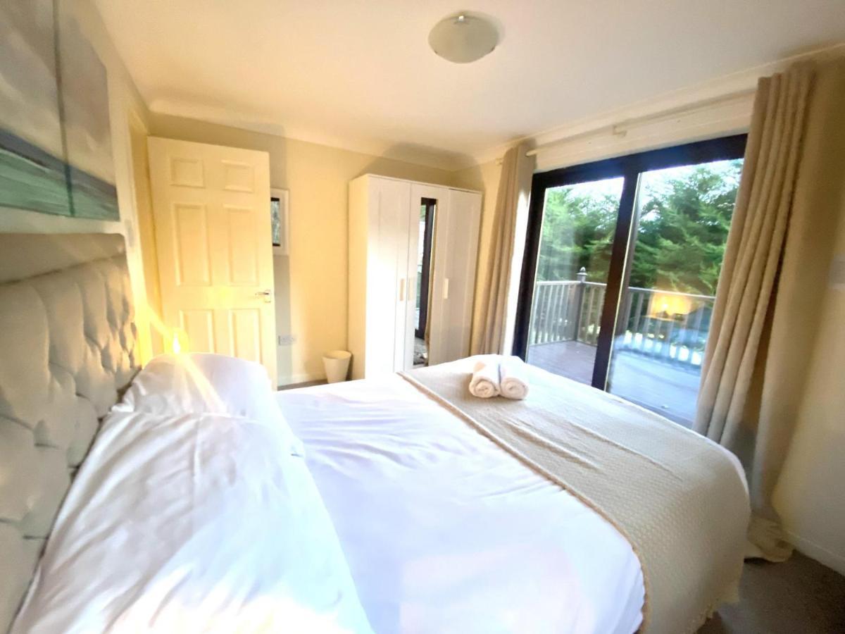 Stunning 4-Bedroom Cabin With Hot Tub In Beattock! Екстер'єр фото