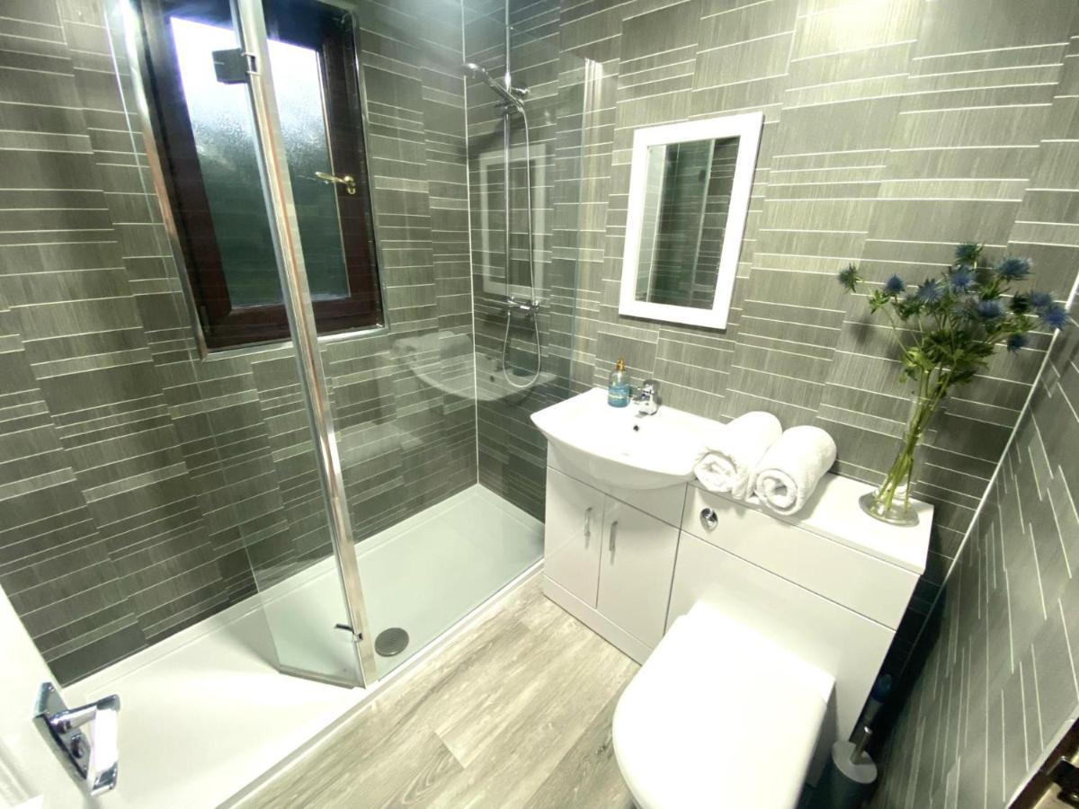 Stunning 4-Bedroom Cabin With Hot Tub In Beattock! Екстер'єр фото