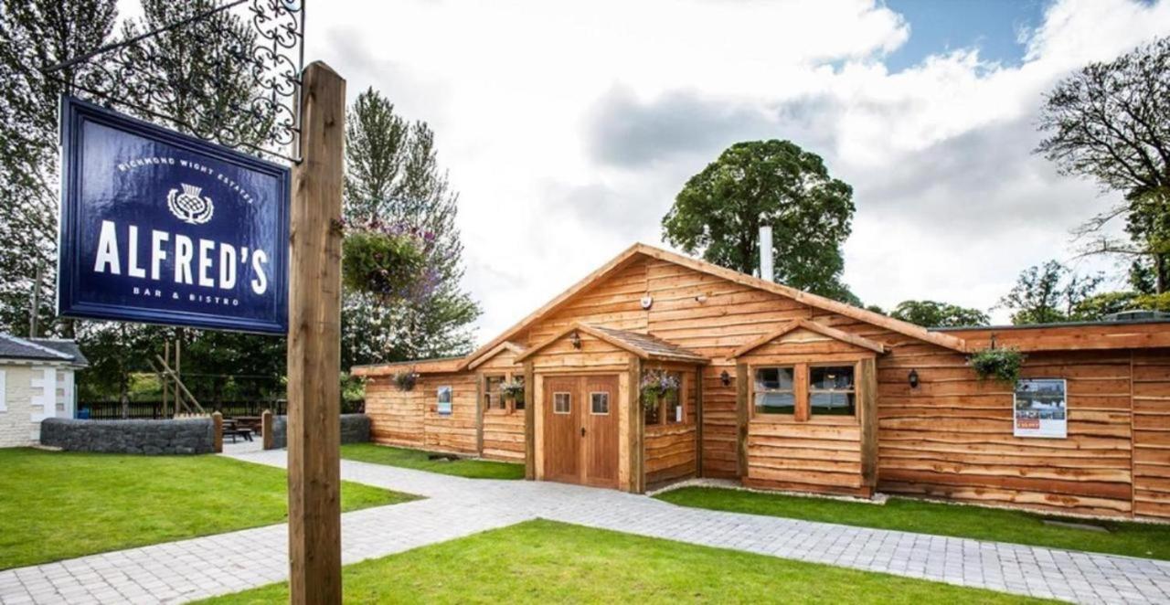 Stunning 4-Bedroom Cabin With Hot Tub In Beattock! Екстер'єр фото