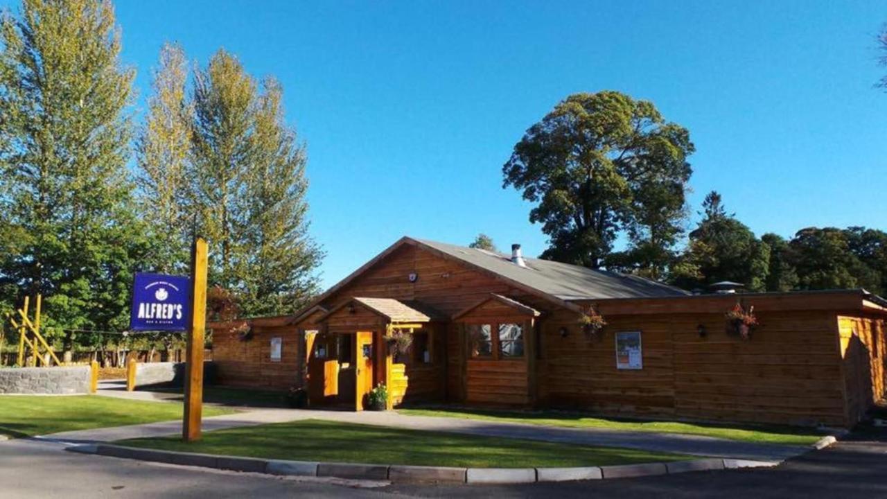 Stunning 4-Bedroom Cabin With Hot Tub In Beattock! Екстер'єр фото