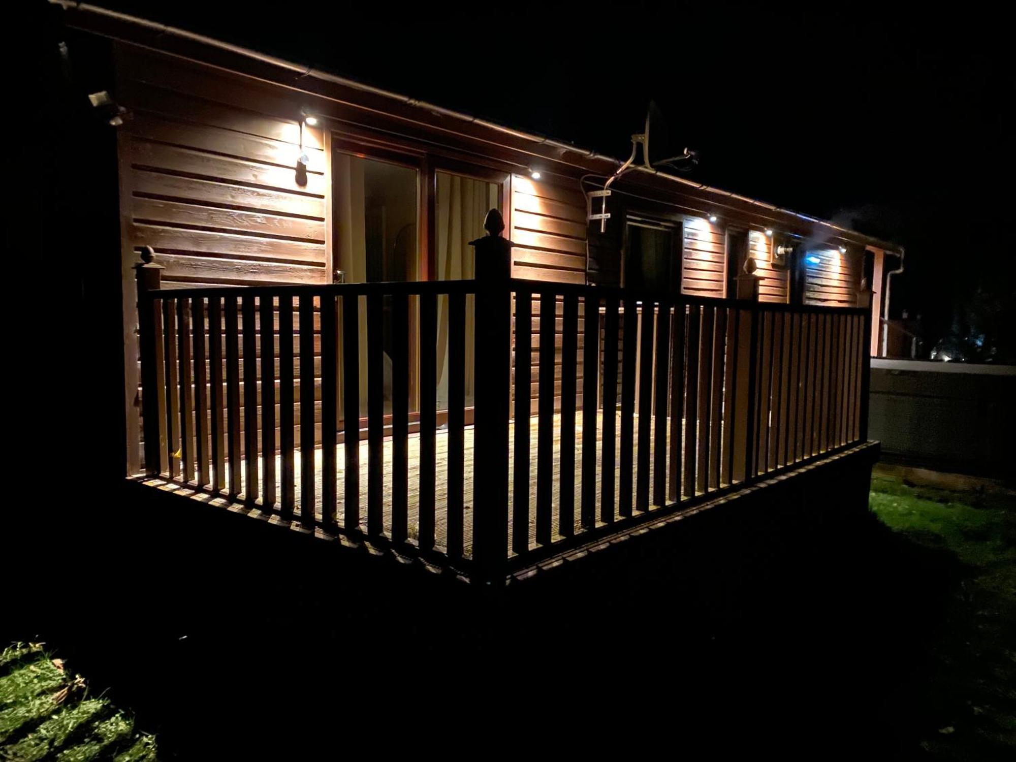 Stunning 4-Bedroom Cabin With Hot Tub In Beattock! Екстер'єр фото